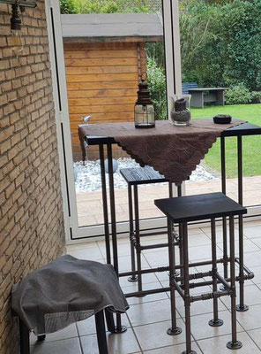 Industrial Stehtisch mit Barhockern aus Wasserrohren 