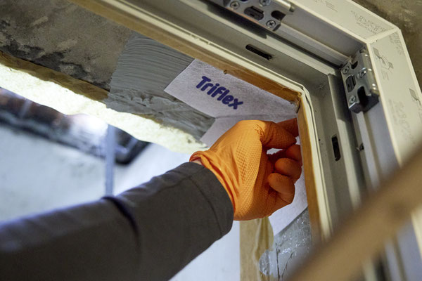 In Verbindung mit einer vliesarmierten Abdichtung passt sich Flüssigkunststoff selbst an kritische Bereiche wie dem Übergang zwischen Mauerwerk und Fensterrahmen nahtlos an und sorgt so für eine dauerhaft zuverlässige Abdichtung. © Triflex