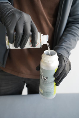 Der Verarbeiter mischt die Härterkomponente B des Primers PR115 vollständig mit der Stammkomponente und schüttelt die verschlossene Aluminumflasche anschließend für ca. 30 Sekunden gut durch.