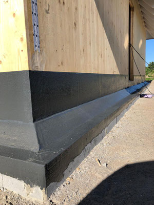 Eine fachgerechte Sockelabdichtung mit Triflex Flüssigkunststoff verhindert das Eindringen von Wasser und sichert das Mauerwerk dauerhaft vor Feuchtigkeit. © Triflex