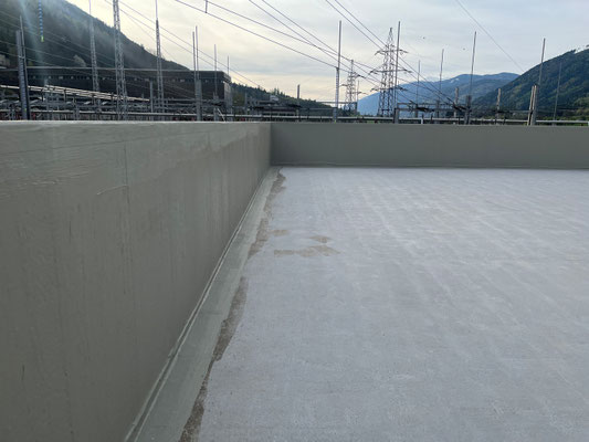 Details wie Hochzüge und Wandanschlüsse wurden mit Triflex ProDetail vliesarmiert abgedichtet.