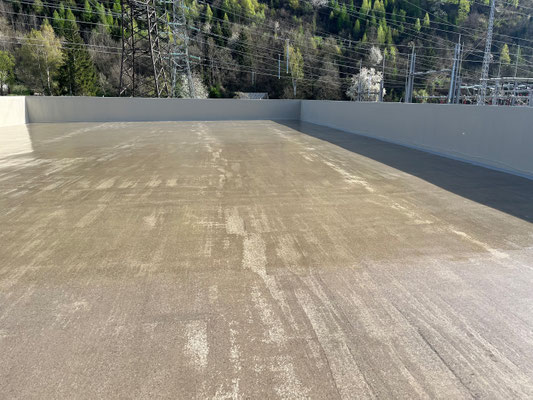 Danach grundierten die Verarbeiter die Fläche mit Triflex Cryl Primer 276. Dieser eignet sich besonders für saugende Untergründe wie Beton.