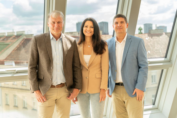 von links: Carsten NENTWIG (Geschäftsführer FAKRO Dachflächenfenster GmbH). Mag. Claudia SCHREIBER, MA. (Leitung Marketing, 3SI Immogroup GmbH), Ing. Peter RIEHL (Baumanagement; 3SI Immogroup GmbH)