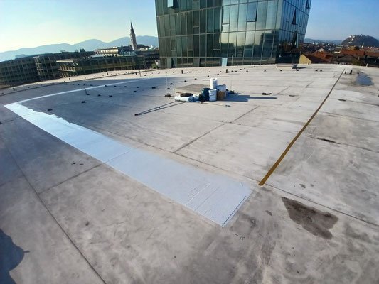 Bevor die Flüssigkunststoffabdichtung appliziert werden konnte, wurde die Fläche gründlich gereinigt. Für die Details kam Triflex ProDetail zum Einsatz.