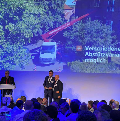 Bert Wiegel, Geschäftsführer des spanischen RUTHMANN Sales- und Service-Partners AMCO Machinery & Consulting nimmt den MOVICARGA Award 2023 stolz entgegen.