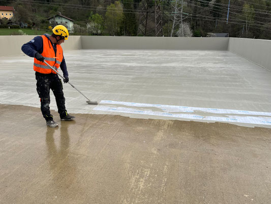 Im Anschluss ging es an die Flächenabdichtung mit Triflex ProTect. Die elastische Vliesarmierung gibt der Abdichtung dynamisch rissüberbrückende Eigenschaften.