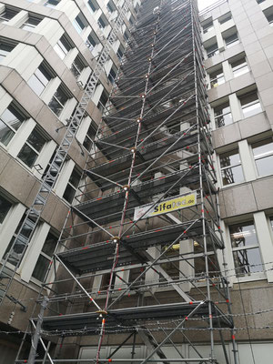 Für einen optimalen Zugang zu dem hochgelegenen Arbeitsplatz ergänzte Objektplaner Hubert Wegener sein Gerüstbau-Konzept um einen Treppenturm und einen Bauaufzug der Firma Sifatec.