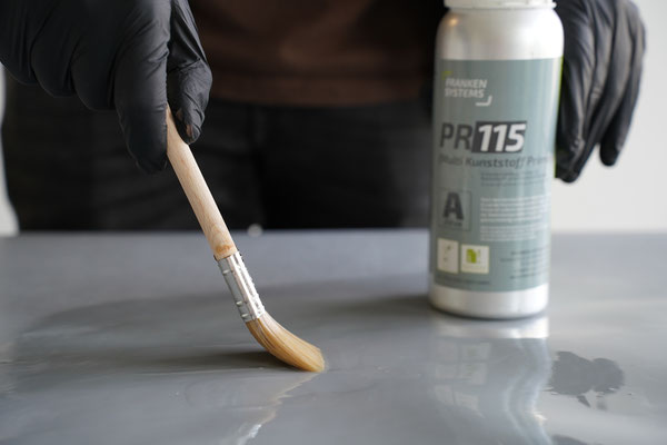 Die Anwendung des neuen Kunststoff Primers PR115 von FRANKEN SYSTEMS ist dank der einzigartigen Aktivator-Technologie einfach und schnell. Das Auftragen erfolgt mit dem Pinsel.