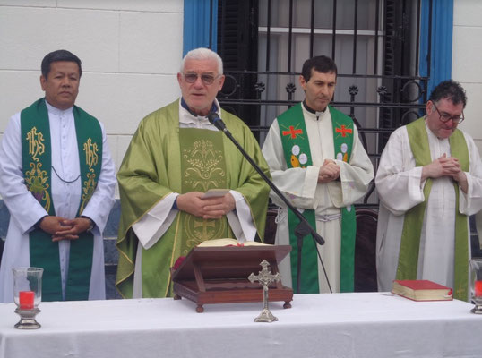 Padre Mauro, Roberto, Eduardo y Juan celebrando la Misa