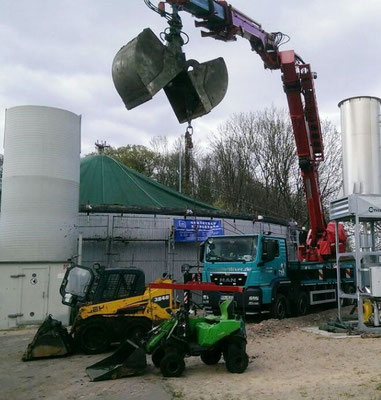 Fermenterreinigung mit 2 Radladern