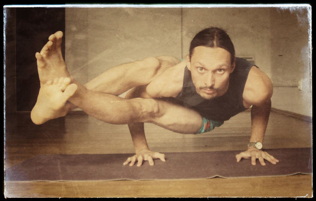 Astavakrasana