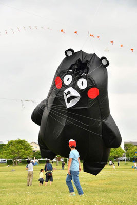 くまモンビッグカイトを使った熊本の空の演出の様子