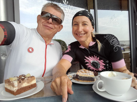 Strahlende Gesichter bei Kaffee und Kuchen