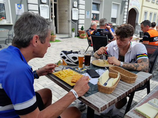Markus und David beim mampfen