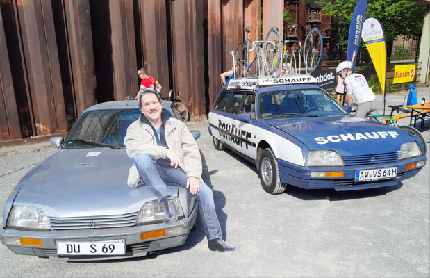 Er parkt seinen CX neben dem Schauff-Wagen