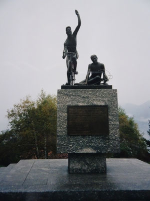 Das Denkmal zeigt den Sieger und den Verlierer eines Radrennens