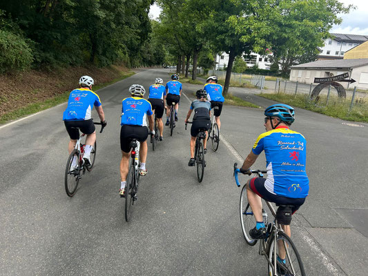 Die wilde Truppe braucht die ganze Straße ;-)