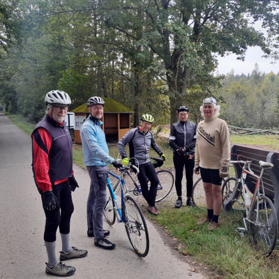Die Mitfahrer bei einem Zwischenstopp