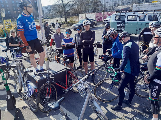 Volker von der Schicken Mütze gab letzte Instruktionen .....