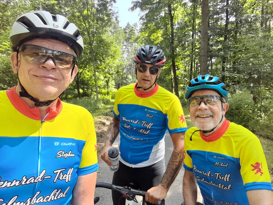 Drei vom selben Team
