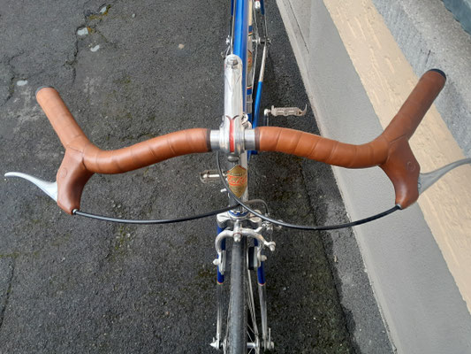 Der mit Leder umwickelte Lenker,