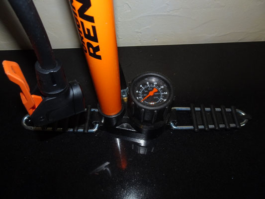 Mit Manometer in Racing-Schwarz