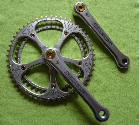 Ein "Sondermodell" der Stronglight 107 Kettenradgarnitur (gebohrte Kettenblätter, mehr Gravuren, goldbedampfte Kettenlaufbahn  und Titanschrauben)