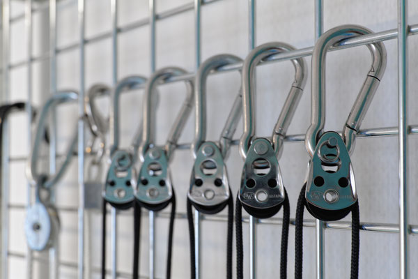 Fotoimpression mit Metallhaken an einer Gitterwand aus dem Behandlungsraum 6 der Physio-Praxis Baden.