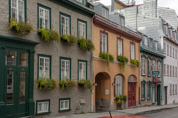 Quebec City - street scene - old city