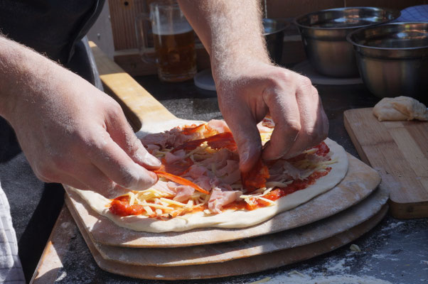 pizza au chorizo en cours d'élaboration - Le Bar à Pizzas de Walter