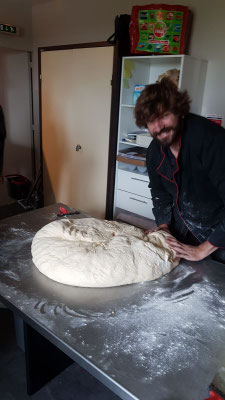 32 Kg de pâte pétrie à la main ! - Le Bar à Pizzas de Walter