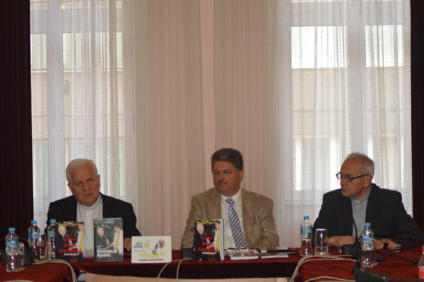 Bischof Komarica, Winfried Gburek und Geschäftsführer der Bischofskonferenz von BiH in der Pressekonferenz in Sarajevo.