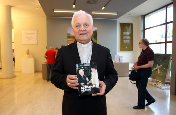 Bischof Dr. Franjo Komarica zeigt das Buch der kroatischen Fassung vor der präsentation in Zagreb.