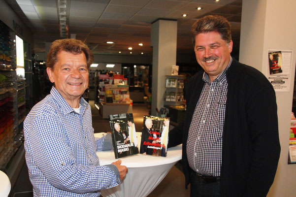 Autor Winfried Gburek während der Buchvorstellung in der Buchhandlung Weber in Wunstorf, Deutschland.