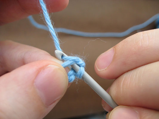 prendere il filo ed inserire l'uncinetto nel cappio