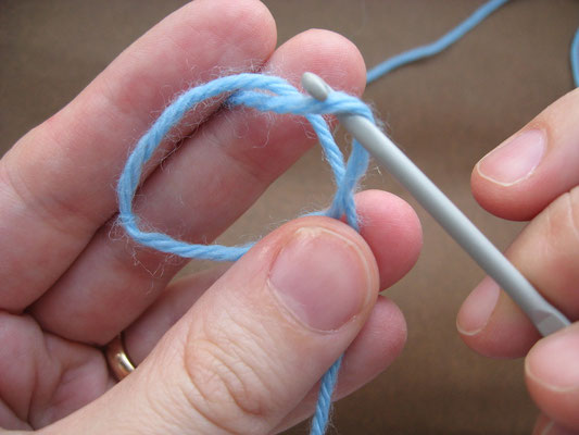 con l'aiuto dell'uncinetto estrarre il filo