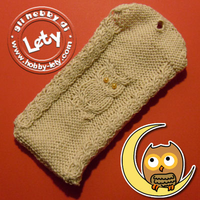 custodia tipo calzino per cellulare con gufetto - schema gufetto: http://www.abchobby.it/hobby/maglia/scaldacolli_gufi_maglia/realizzare_maglia_scaldacollo_gufi.html