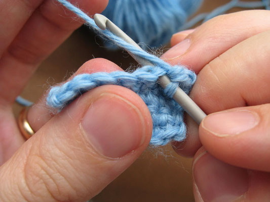 inserire l'uncinetto tra le maglie