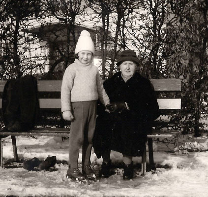 Gerhild Krichbaum (geborene Grimminger) und ihre Großmutter an der Rollschuhbahn. Das Bild entstand im Winter 1962.