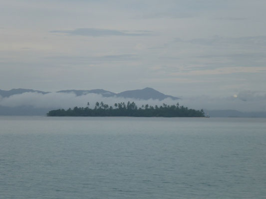 im Hintergrund Panama Festland