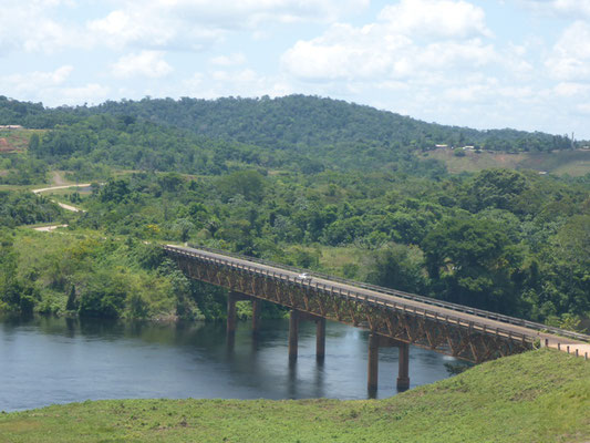 Brücke über Suriname-River
