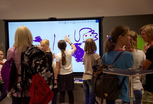 Ebenso die digitale Wandtafel... Denn eine Weile lang konnten alle das sanierte Schulhaus zum zweiten Mal besichtigen.