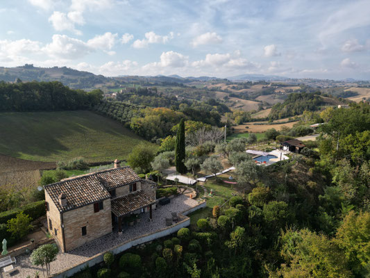 Ligging Casa Castagno met op de achtergrond "ons dorp" Montottone 15 min wandelen