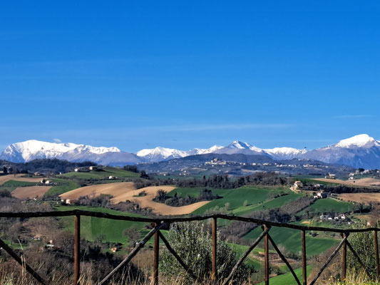 Uitzicht op de Monti Sibillini (sneeuw tot mei)