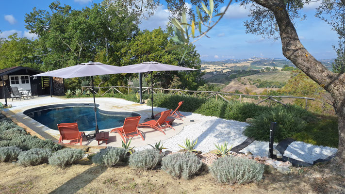 Relax bij het zwembad met rondom geweldig uitzicht.