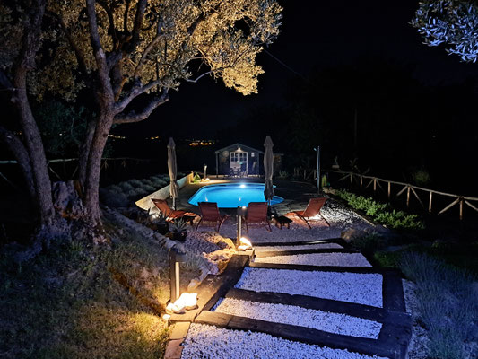 Zwembad is in de avonduren verlicht