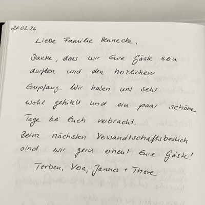 "Danke, dass wir eure Gäste sein durften und für den herzlichen Empfang Punkt Wir haben uns sehr wohl gefühlt und ein paar schöne Tage bei euch verbracht. Punkt beim nächsten Verwandtschaftsbesuch sind wir gerne erneut eure Gäste!"
