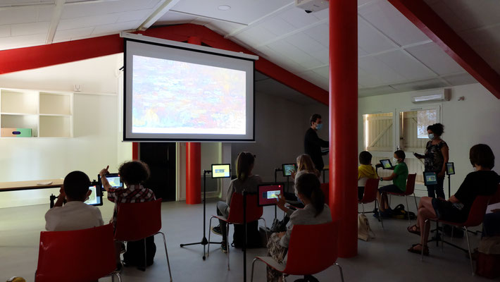 à la Micro-Folie de Sarrant par la visite virtuelle de musées, la projection de films anciens...
