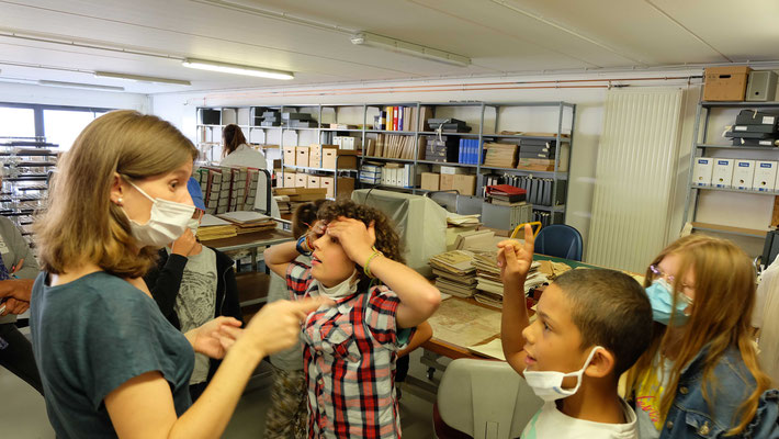 leur ouvrent leurs coulisses