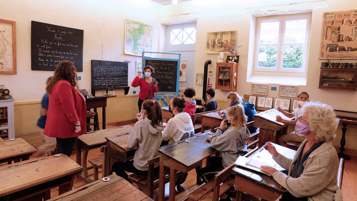 Ils visitent le Musée de l'école de Saint-Clar, 